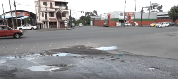 COLAPSADA ESTÁ LA ALCANTARILLA EN LA AVENIDA JACINTO CORTEZ JHAYYA