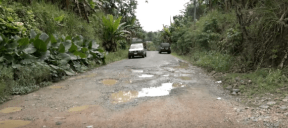 LAS LLUVIAS HAN EMPEORADO EL ASFALTADO DE LA VÍA JULIO MORENO – UNIÓN CARCHENSE