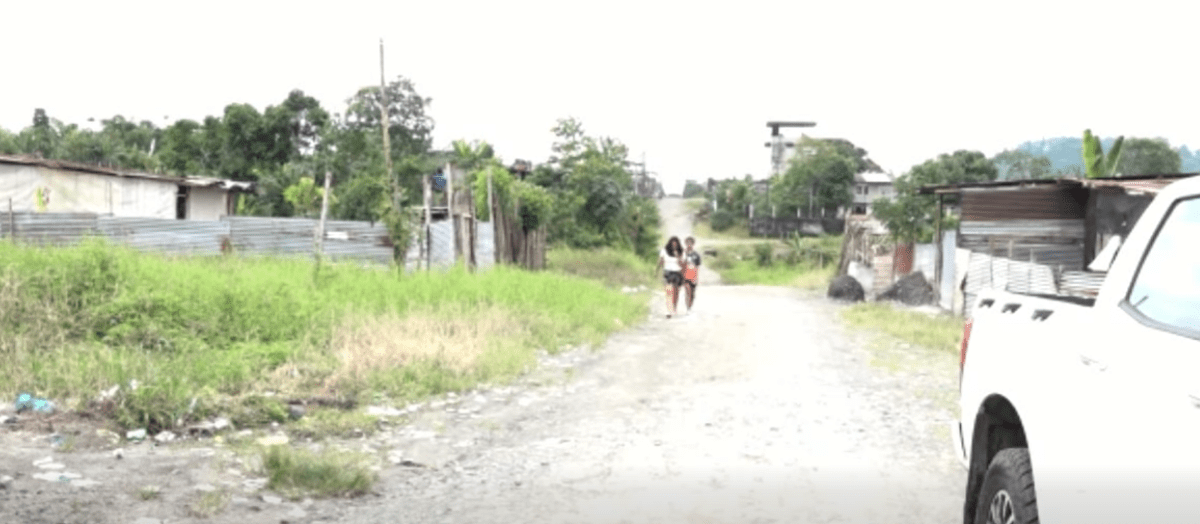 ALCANTARILLA COLAPSADA ES PELIGROSA EN LOS LAURELES
