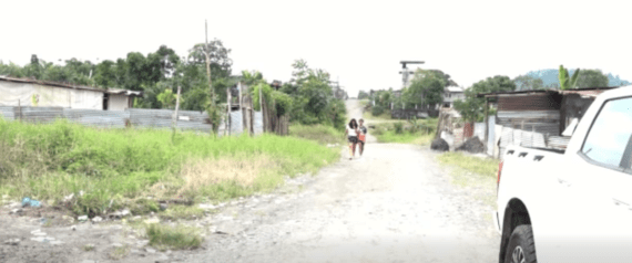 ALCANTARILLA COLAPSADA ES PELIGROSA EN LOS LAURELES