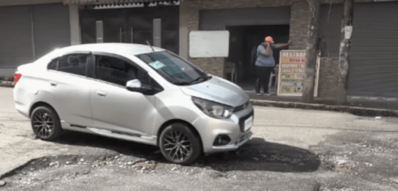 LOS CONDUCTORES DENUNCIAN EL MALESTADO DE LA CALLE HUMBERTO FIALLOS