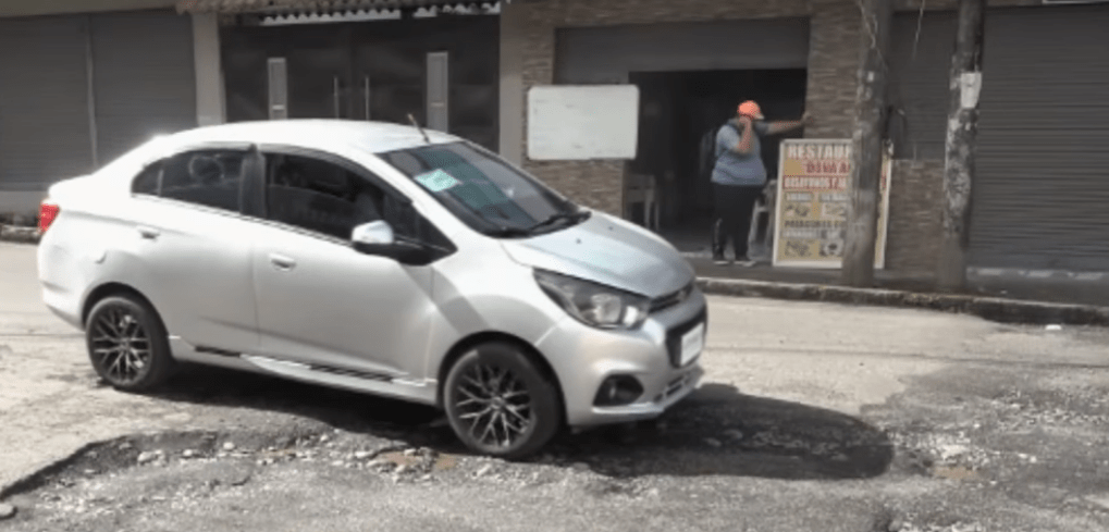 LOS CONDUCTORES DENUNCIAN EL MALESTADO DE LA CALLE HUMBERTO FIALLOS