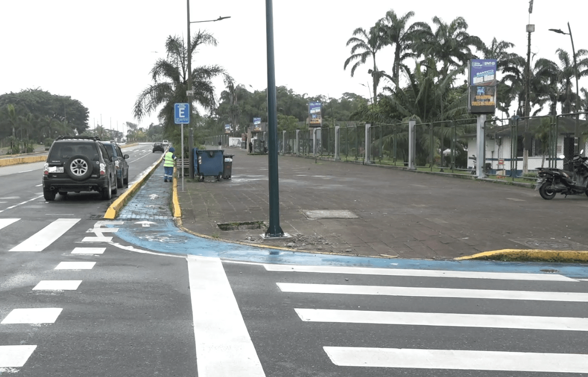 LOS TRANSEÚNTES PIDEN QUE SE REPONGAN LAS TAPAS DEL CABLEADO SOTERRADO