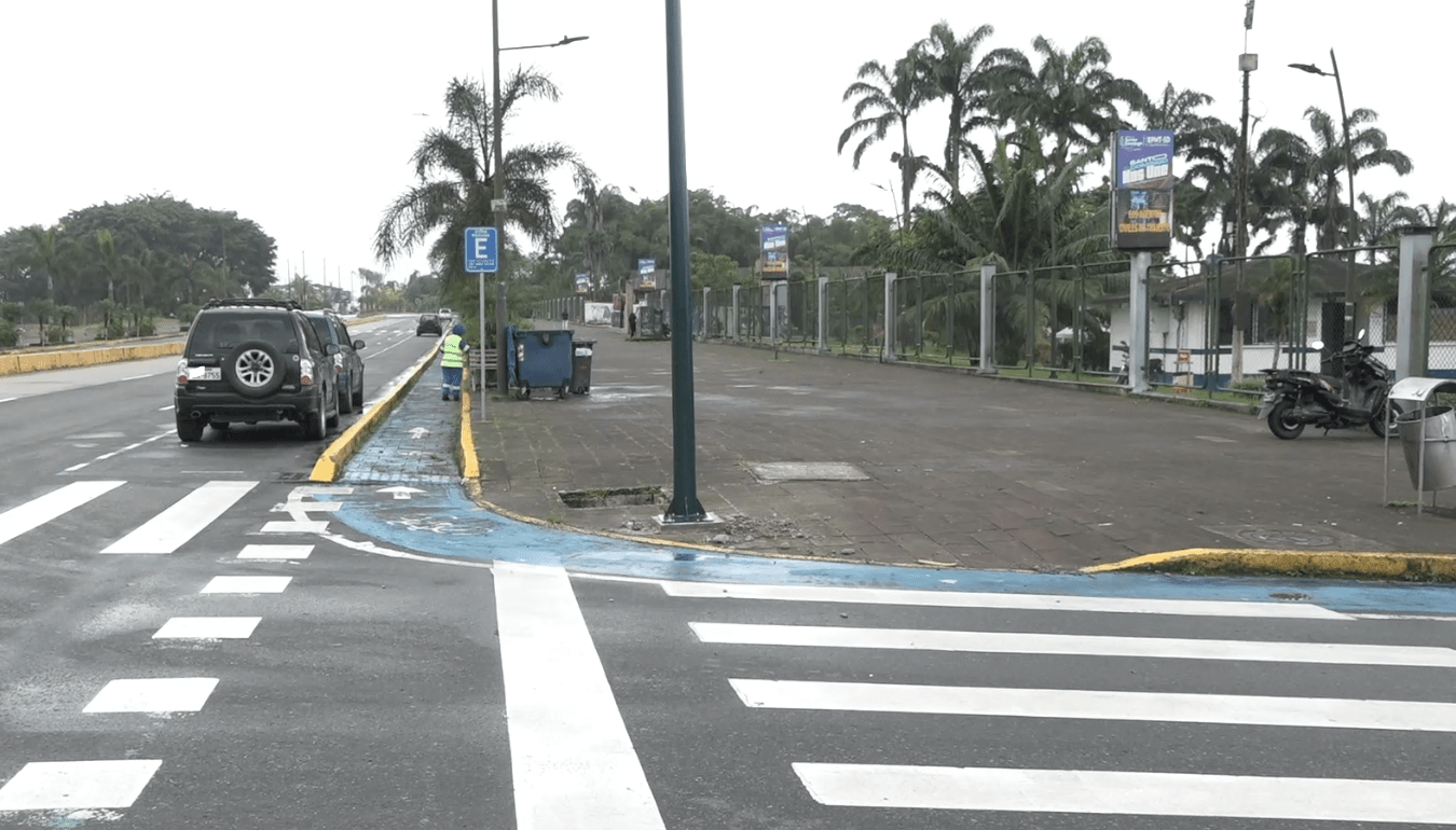 LOS TRANSEÚNTES PIDEN QUE SE REPONGAN LAS TAPAS DEL CABLEADO SOTERRADO