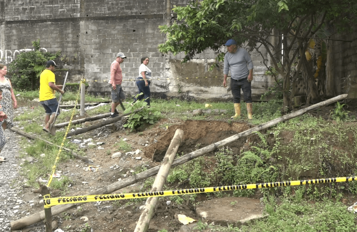 MÁS DE 20 CASAS ESTÁN EN RIESGO DEBIDO AL SOCAVÓN EN BARRIO CHILACHITO