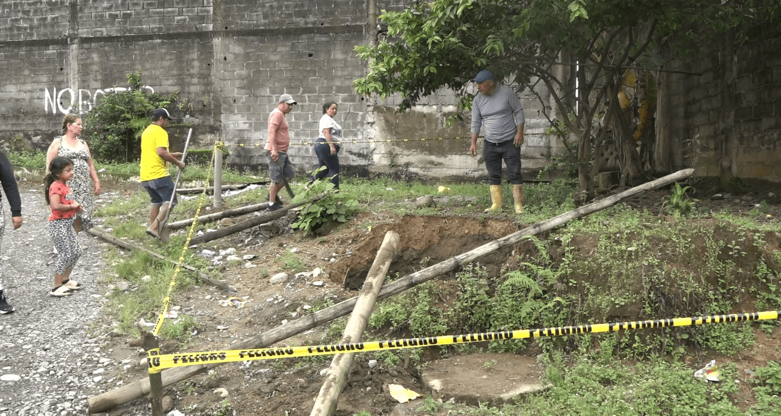 MÁS DE 20 CASAS ESTÁN EN RIESGO DEBIDO AL SOCAVÓN EN BARRIO CHILACHITO