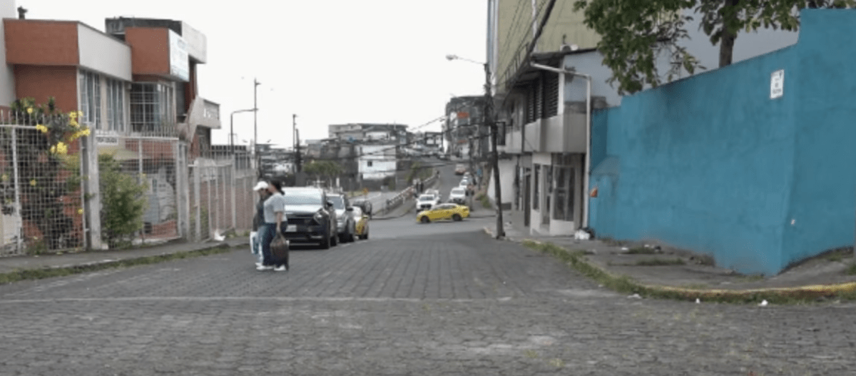 ABANDONO Y DETERIORO EN VEREDAS DEL BARRIO 9 DE MAYO