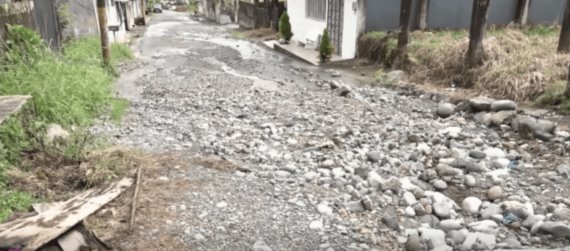 LAS CALLES EN MAL ESTADO DIFICULTAN LA MOVILIDAD EN LA 9 DE DICIEMBRE