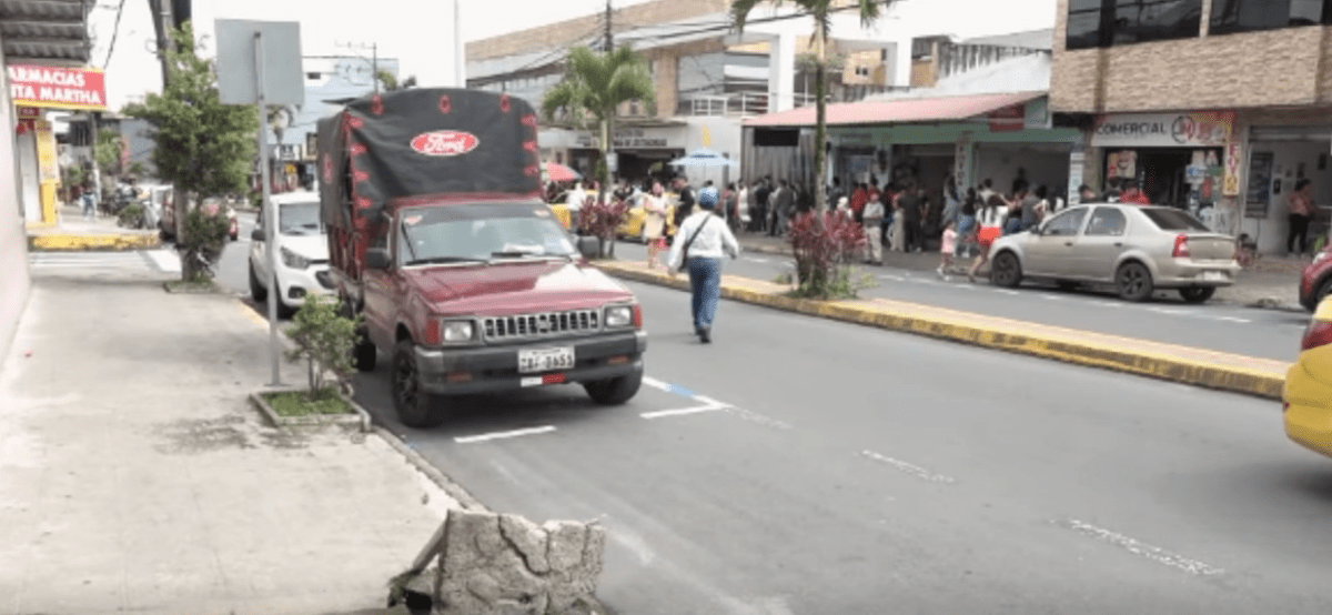 UNA CAJA DE REVISIÓN COLAPSADA GENERA PROBLEMAS EN LA 30 DE JULIO