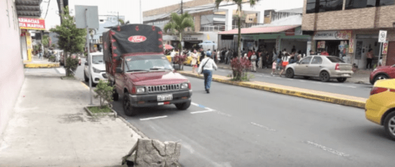 UNA CAJA DE REVISIÓN COLAPSADA GENERA PROBLEMAS EN LA 30 DE JULIO