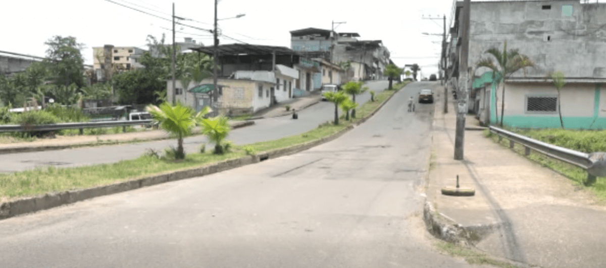 3 MESES LLEVA ABANDONADA LA OBRA DE RECAPEO EN LA AV. FERNANDO ESPÍN