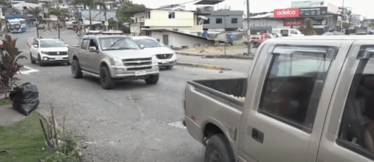 LA ENTRADA A LA CIUDAD NUEVA LUCE CON BACHES Y SON UN PELIGRO