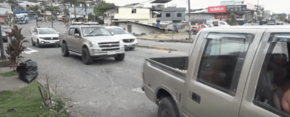 LA ENTRADA A LA CIUDAD NUEVA LUCE CON BACHES Y SON UN PELIGRO