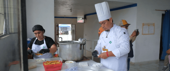 ENTREGARON FANESCA A ADULTOS MAYORES POR SEMANA SANTA