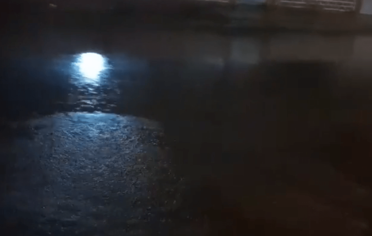 LLUVIA INTENSA VUELVE A COLAPSAR CALLES EN SANTO DOMINGO