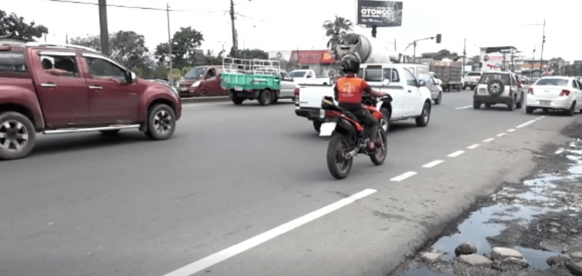 TRABAJAN EN MEDIO DE LA INSALUBRIDAD EN EL KM. 3.5 DE LA VÍA QUEVEDO