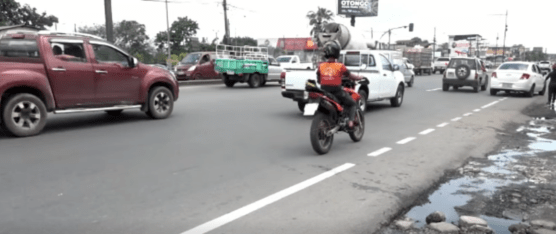 TRABAJAN EN MEDIO DE LA INSALUBRIDAD EN EL KM. 3.5 DE LA VÍA QUEVEDO