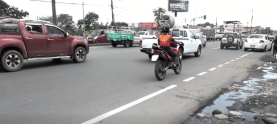 TRABAJAN EN MEDIO DE LA INSALUBRIDAD EN EL KM. 3.5 DE LA VÍA QUEVEDO