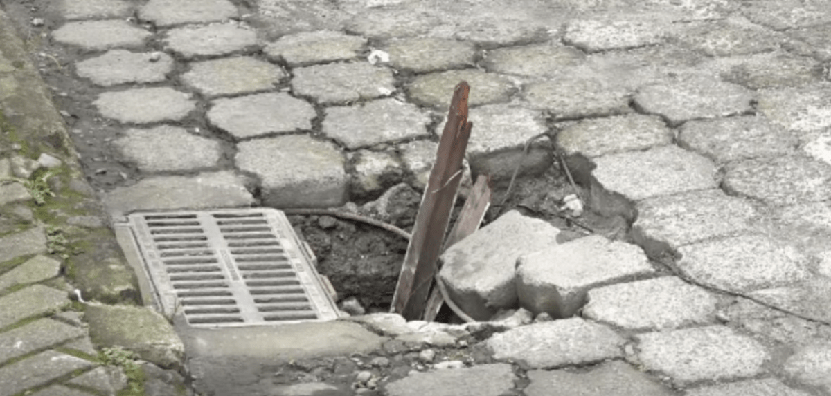 EL SOCAVÓN EN LA CALLE COCANIGUAS SE HA VUELTO EN UN PELIGRO