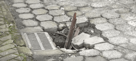 EL SOCAVÓN EN LA CALLE COCANIGUAS SE HA VUELTO EN UN PELIGRO