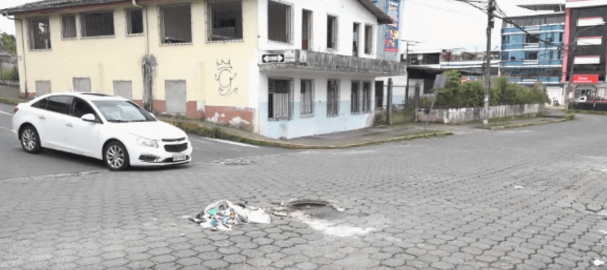 UNA ALCANTARILLA SIN TAPA GENERA PELIGRO EN LA CALLE RÍO BABA
