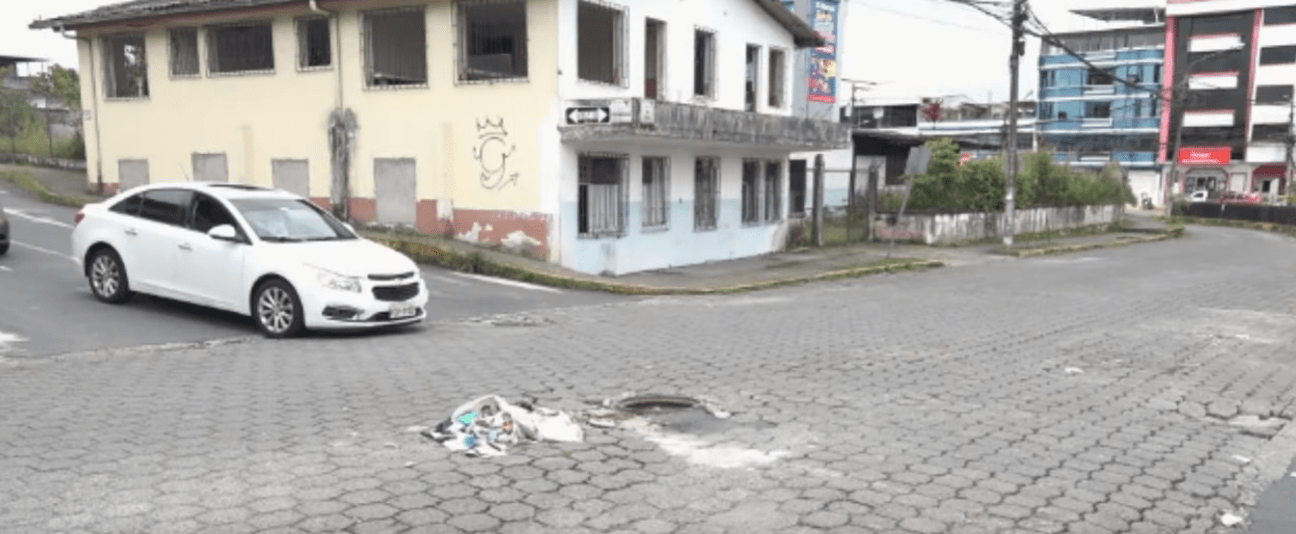 UNA ALCANTARILLA SIN TAPA GENERA PELIGRO EN LA CALLE RÍO BABA
