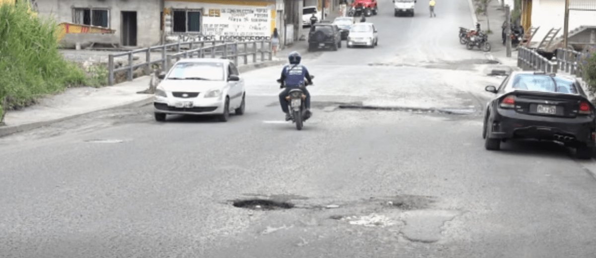 UN ENORME BACHE ESTÁ PONIENDO EN PELIGRO A LOS CONDUCTORES