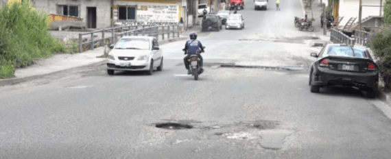 UN ENORME BACHE ESTÁ PONIENDO EN PELIGRO A LOS CONDUCTORES