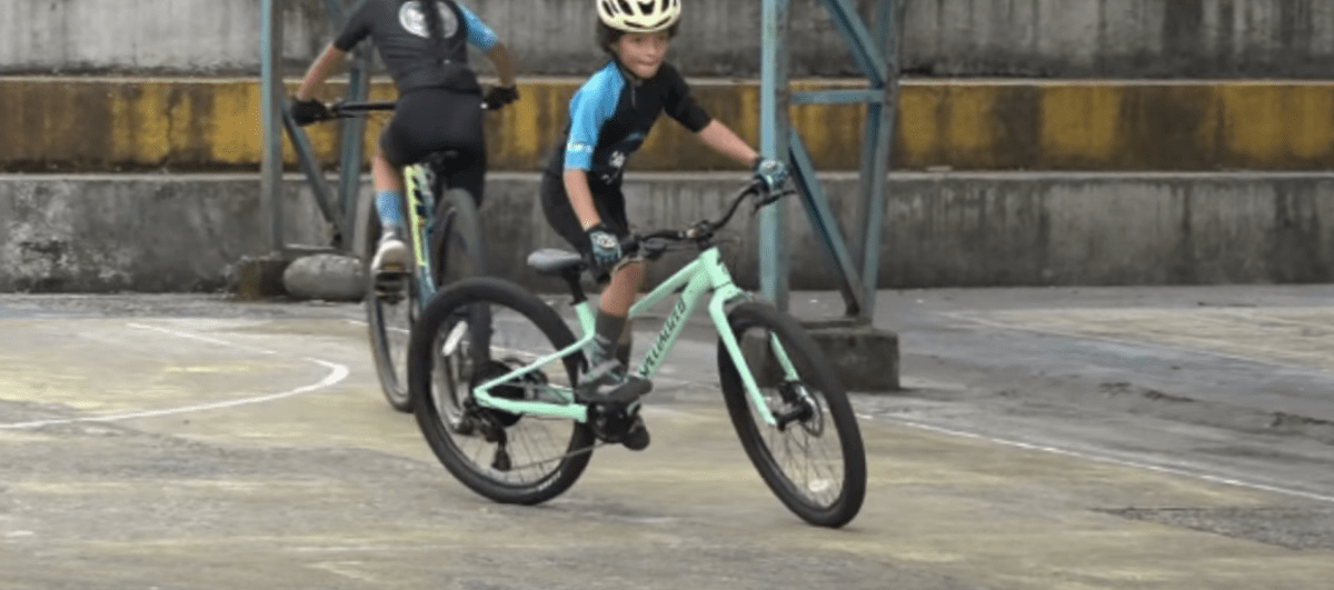 DEPORTISTAS SE PREPARAN PARA COMPETENCIA DE CICLISMO