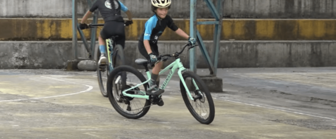 DEPORTISTAS SE PREPARAN PARA COMPETENCIA DE CICLISMO