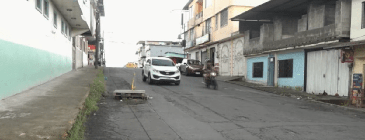 UN SOCAVÓN ESTÁ PONIENDO EN PELIGRO A LOS CONDUCTORES