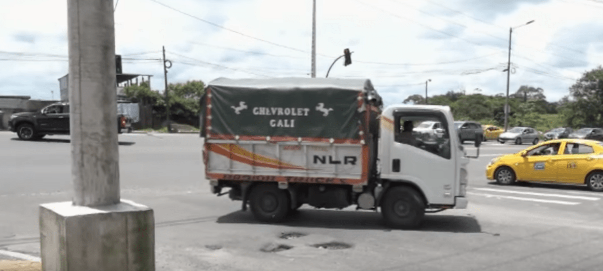 DAÑOS EN TAPA DE ALCANTARILLA DIFICULTAN EL PASO VEHICULAR