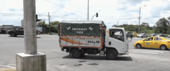DAÑOS EN TAPA DE ALCANTARILLA DIFICULTAN EL PASO VEHICULAR