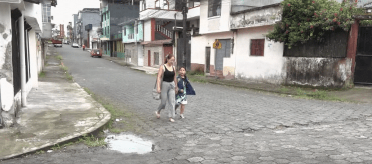 VEREDAS ABANDONADAS OBLIGAN A PEATONES A BAJAR A LA CALLE