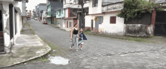 VEREDAS ABANDONADAS OBLIGAN A PEATONES A BAJAR A LA CALLE