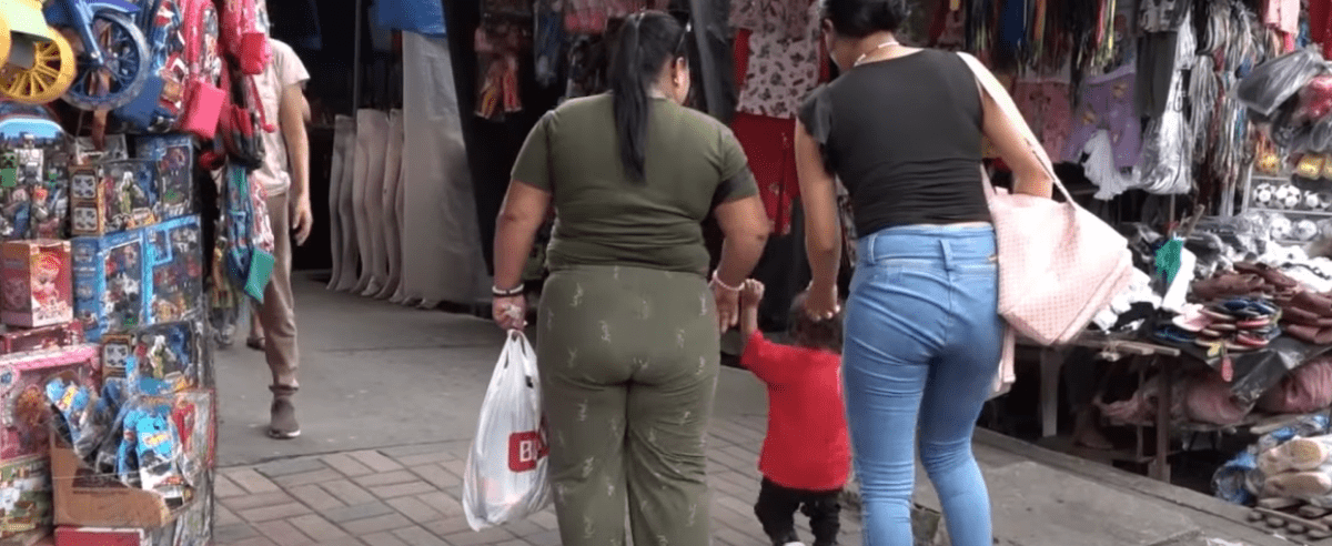 UNIFORMES Y MOCHILAS YA SE OFERTAN EN LA CIUDAD