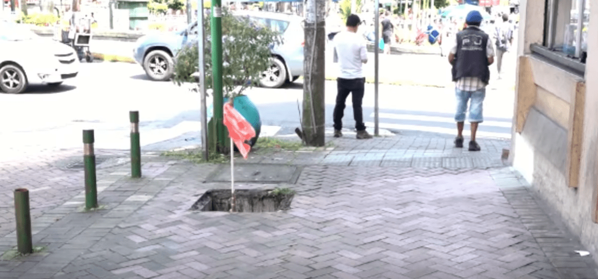 EN LA CALLE DE LOS DOMINICOS HAY UNA CAJA DE REVISIÓN SIN TAPA