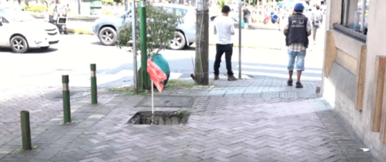 EN LA CALLE DE LOS DOMINICOS HAY UNA CAJA DE REVISIÓN SIN TAPA