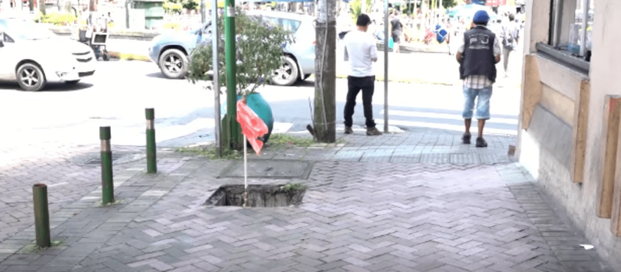 EN LA CALLE DE LOS DOMINICOS HAY UNA CAJA DE REVISIÓN SIN TAPA