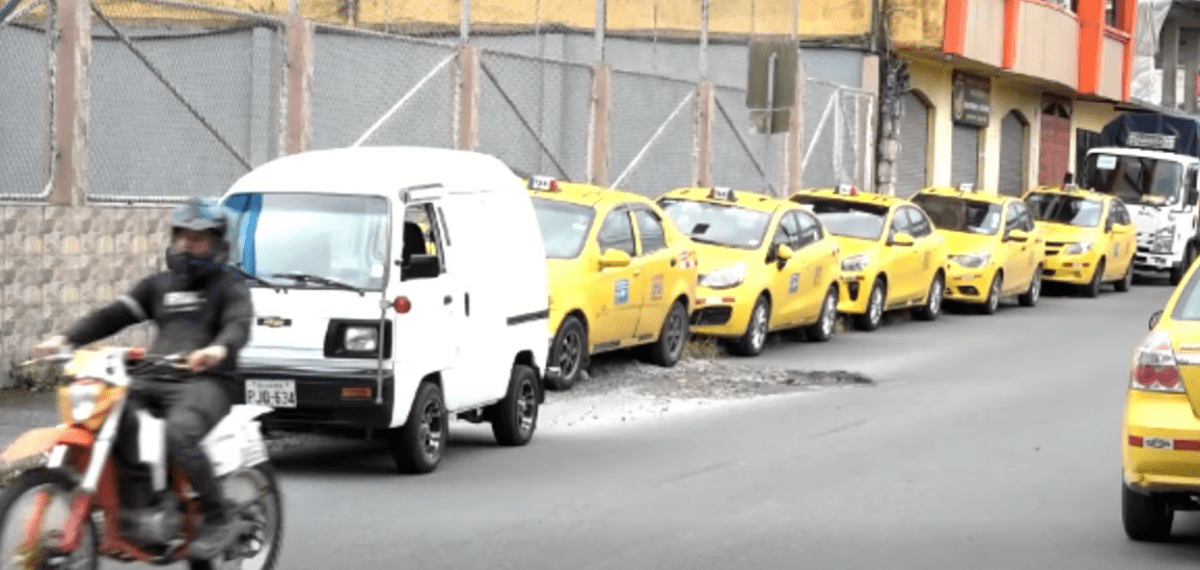 UN BACHE PROVOCA COMPLICACIONES AL CIRCULAR POR LA CALLE PASTAZA
