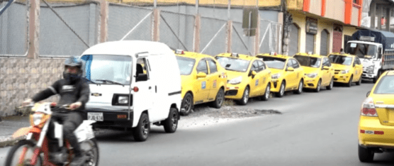 UN BACHE PROVOCA COMPLICACIONES AL CIRCULAR POR LA CALLE PASTAZA
