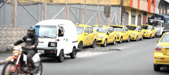 UN BACHE PROVOCA COMPLICACIONES AL CIRCULAR POR LA CALLE PASTAZA