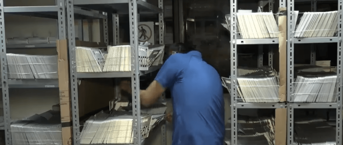 LA EPMT-SD CONTINÚA CON LA ENTREGA DE PLACAS METÁLICAS