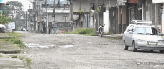LAS CALLES TRANSVERSALES DE LA UCOM 2 LUCEN DETERIORADAS