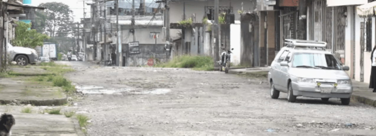 LAS CALLES TRANSVERSALES DE LA UCOM 2 LUCEN DETERIORADAS
