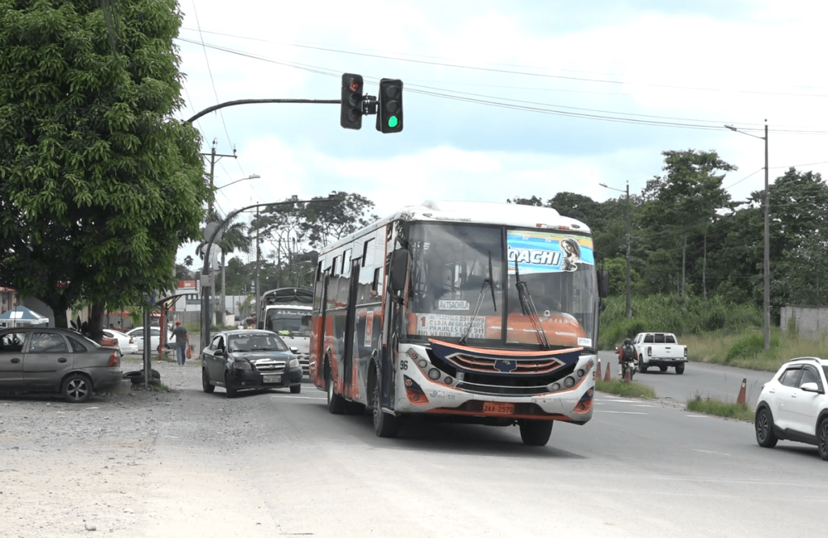 UN BUS Y UN CAMIÓN CHOCARON EN LA VÍA QUININDÉ