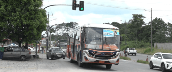 UN BUS Y UN CAMIÓN CHOCARON EN LA VÍA QUININDÉ