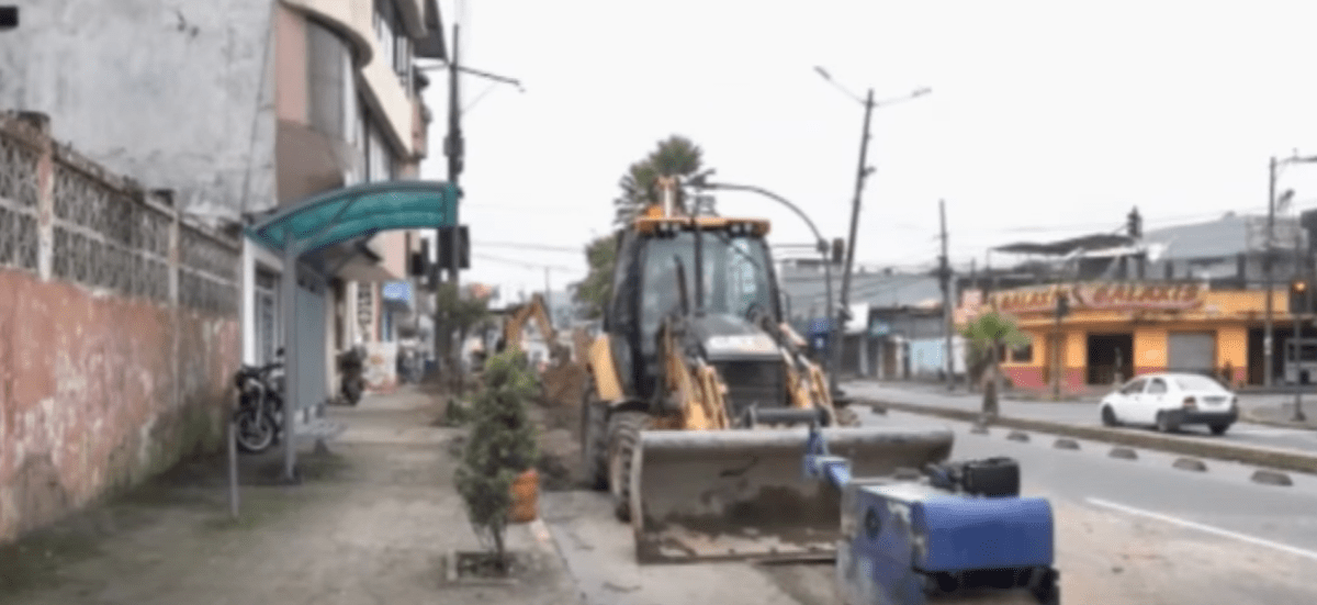 COLOCAN TUBERÍAS EN LA AVENIDA TSÁFIQUI DESDE EL 11 DE MAYO