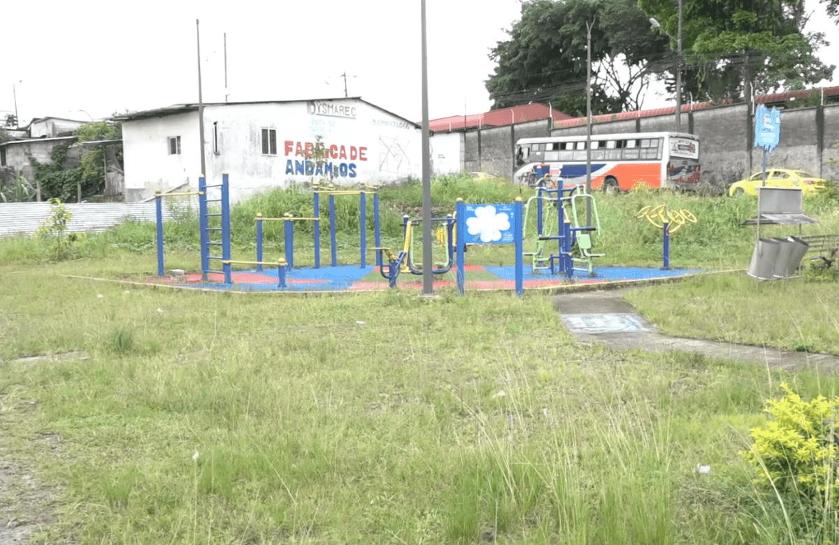 LOS VECINOS SUFREN POR UN PARQUE RECREATIVO CON MALOS OLORES