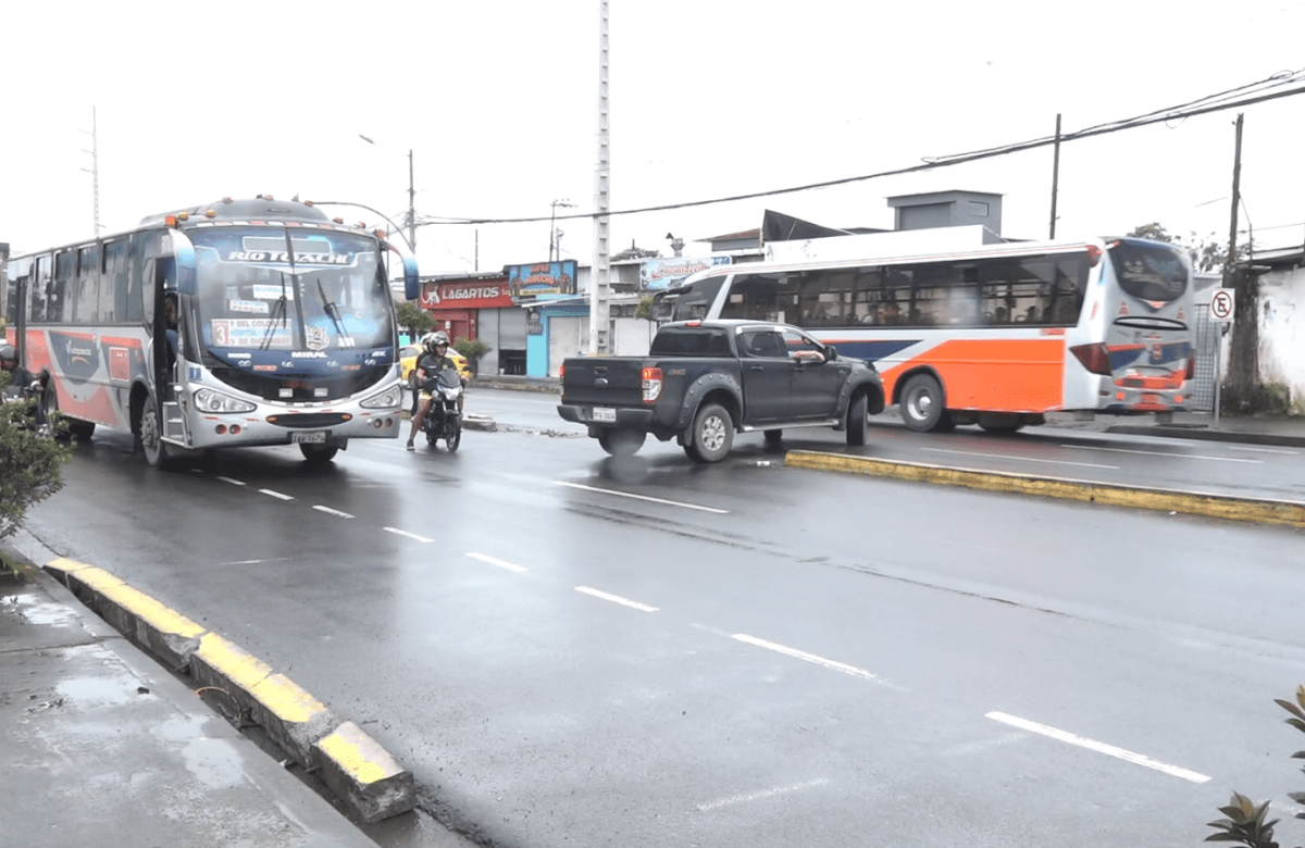 MANIOBRAS PELIGROSAS SE REPITEN A DIARIO EN LA AV. CHONE